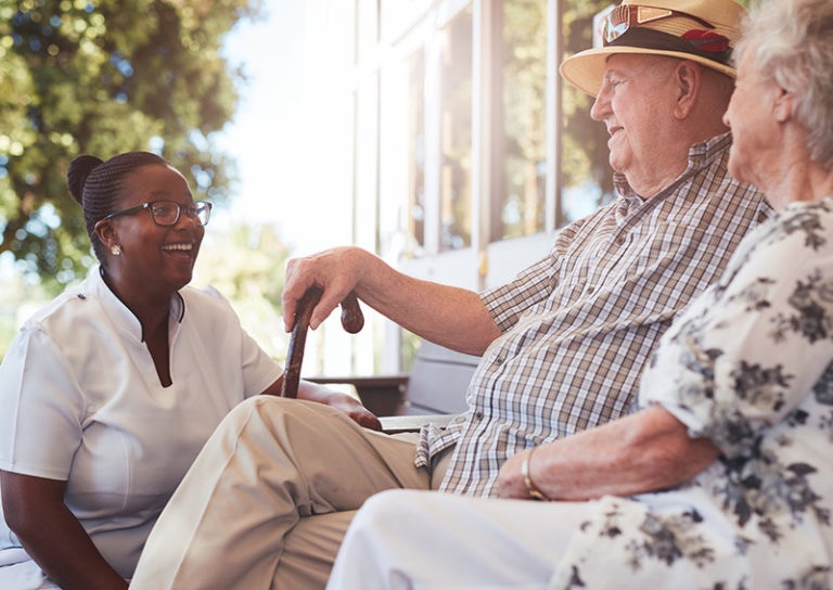 Personne âgée avec une aide soignante