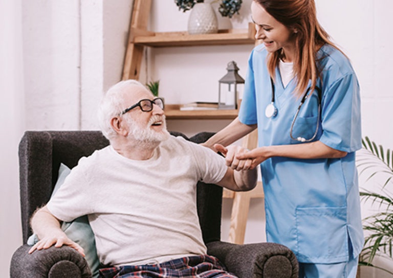 Personne âgée avec une aide soignante